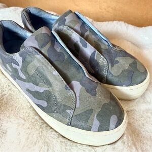 J slides Heidi shimmer platform camo shoe women's size 6
